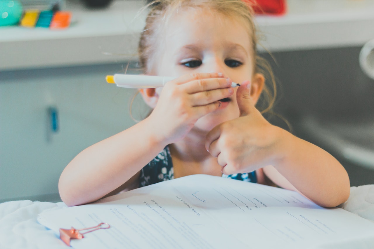 ребенок учится